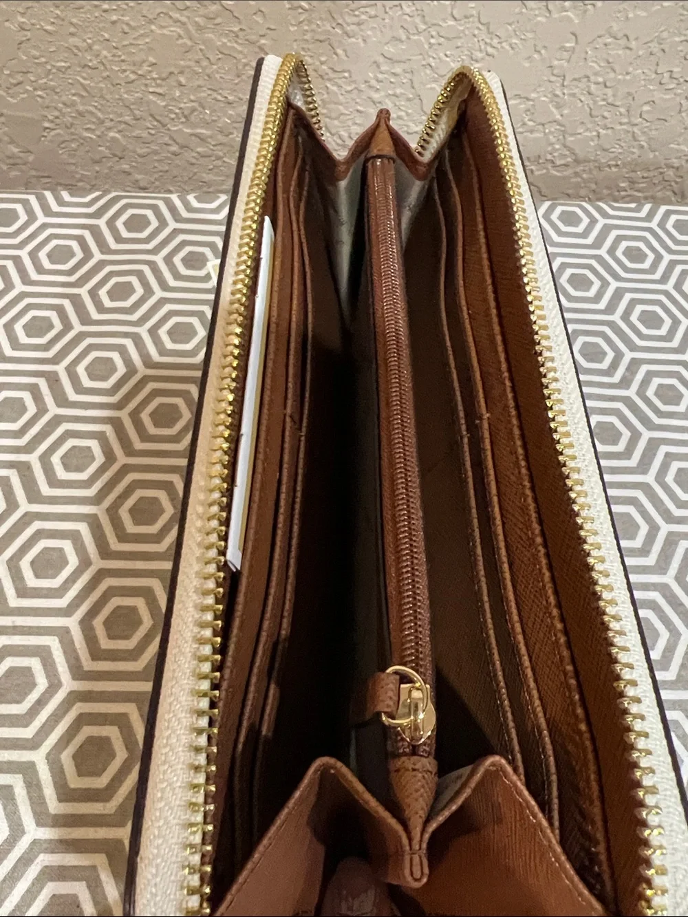 MICHAEL KORS Vanilla LG ZA Continental Logo Zip Wallet